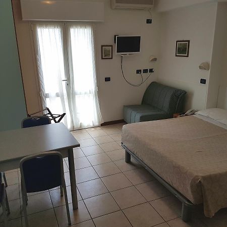 Hotel Residence Adriana Чезенатико Экстерьер фото