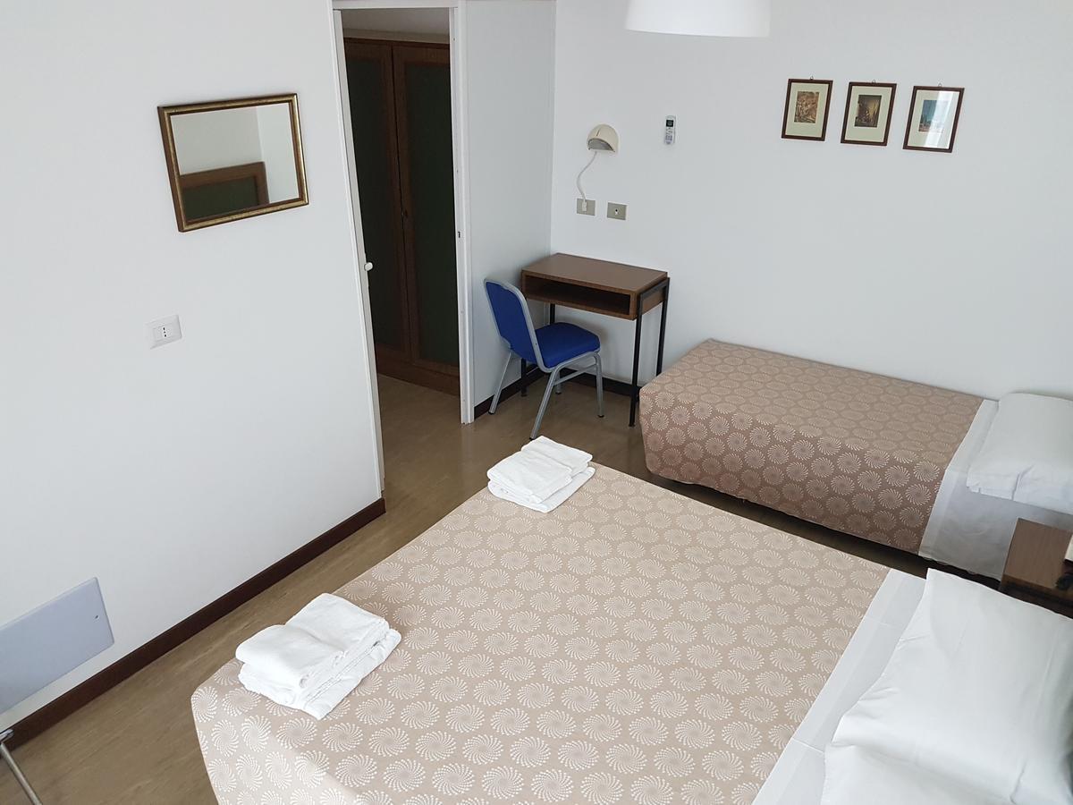 Hotel Residence Adriana Чезенатико Экстерьер фото