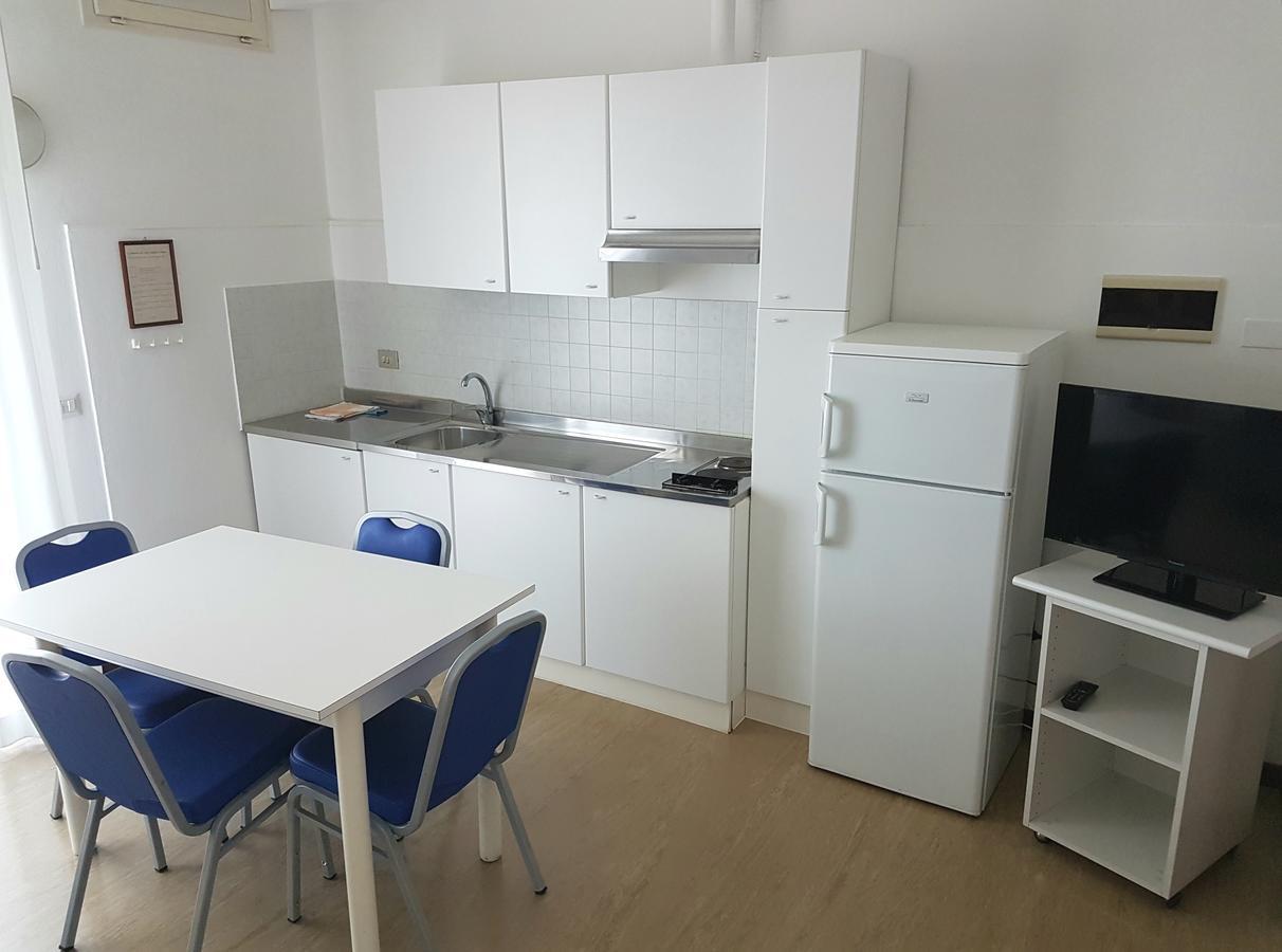 Hotel Residence Adriana Чезенатико Экстерьер фото