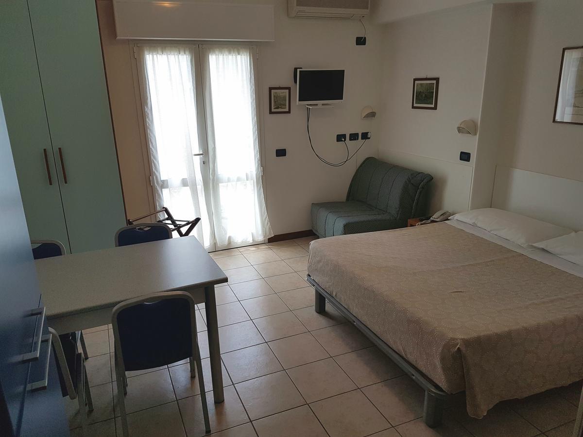 Hotel Residence Adriana Чезенатико Экстерьер фото