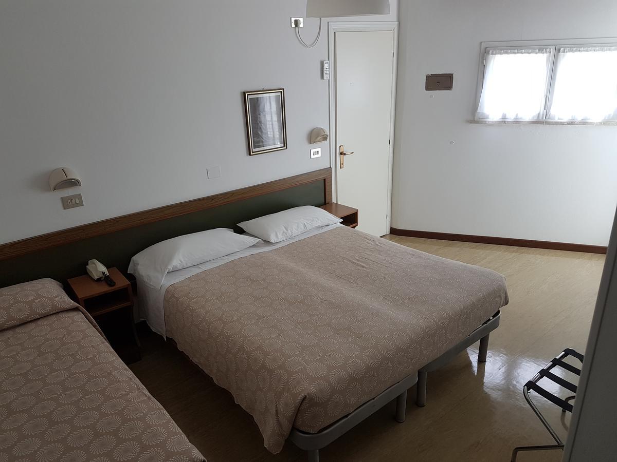 Hotel Residence Adriana Чезенатико Экстерьер фото