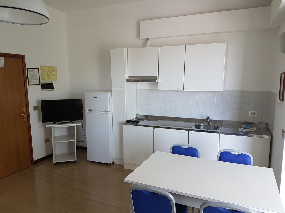 Hotel Residence Adriana Чезенатико Экстерьер фото